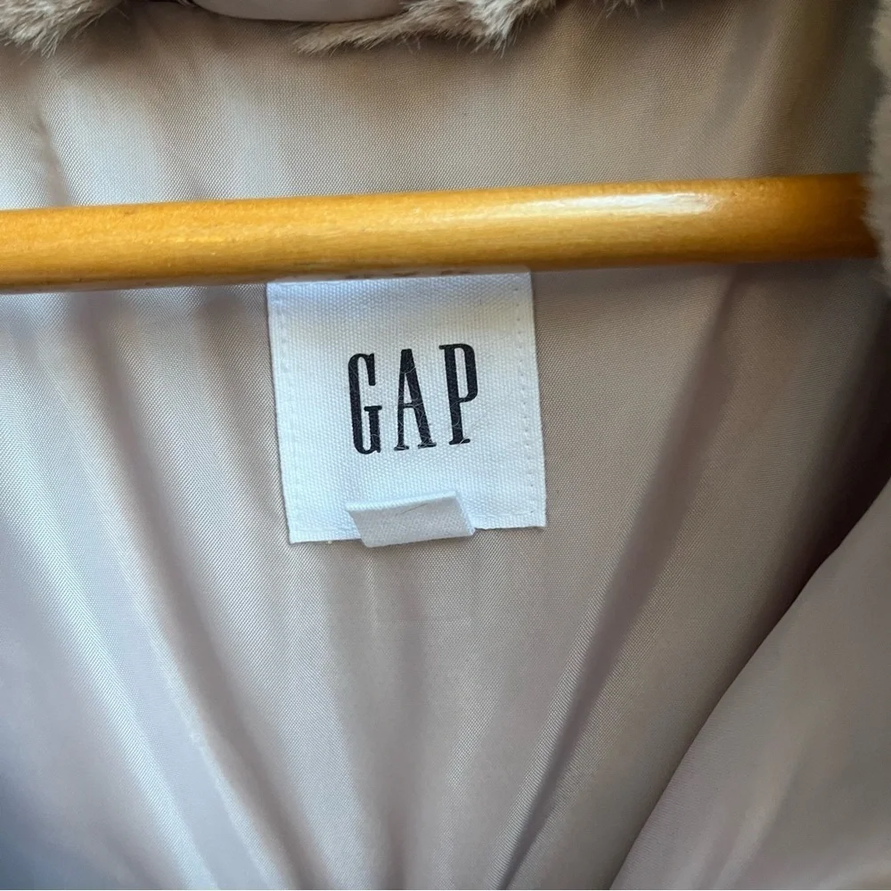 GAP 100% Recycled Relaxed Short Puffer Jacket in Tan
